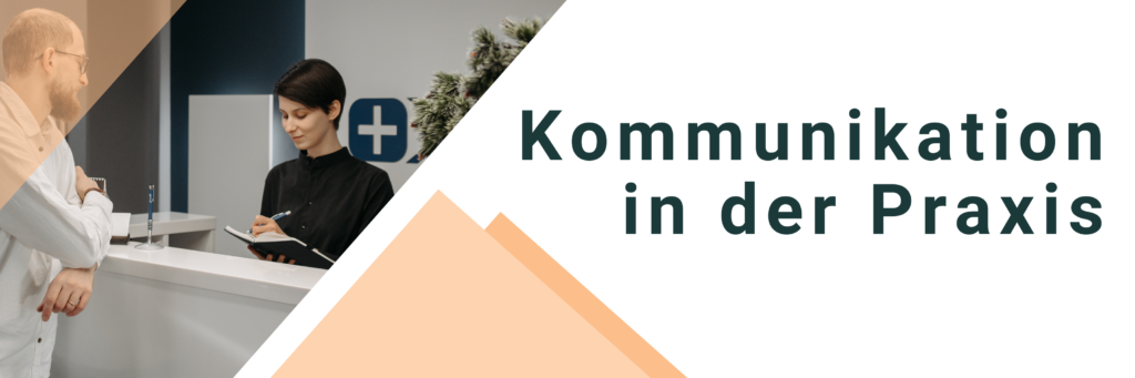 eine ZMV begrüßt Aligner Patienten zu seinem Termin in der Zahnarztpraxis an der Rezeption